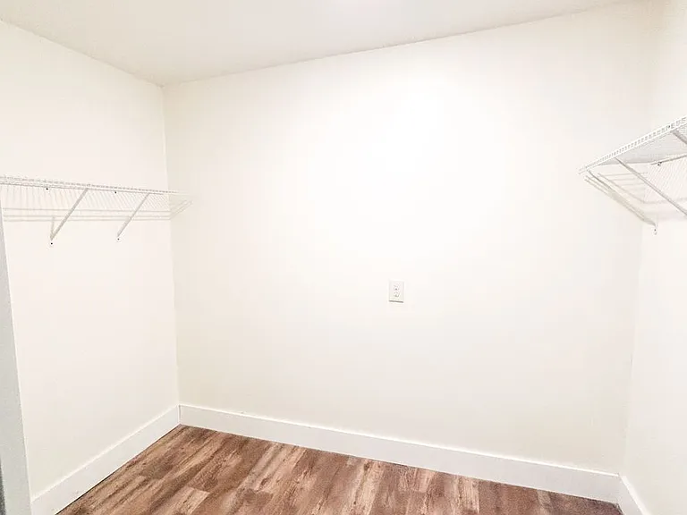 512 W Maple St — Photo 8