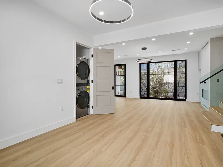 149 S Palm Dr #151-1/2 — Photo 11