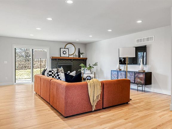 3rd image of 605 Sarawood Ln