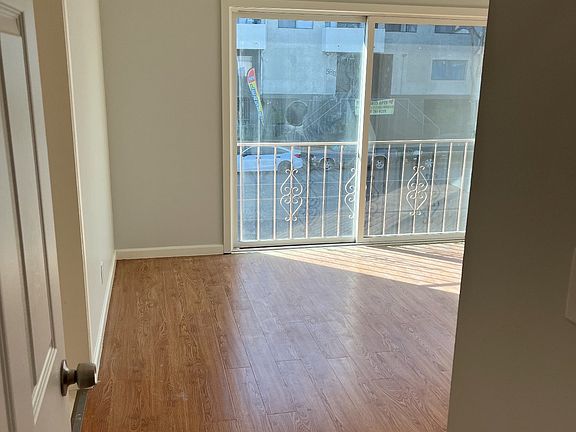 3rd image of 5808 Tujunga Ave APT 4
