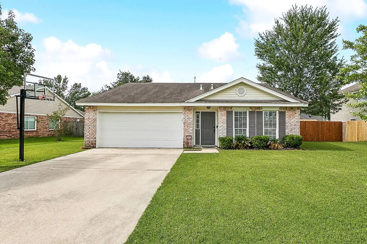 3 bed, 2.0 bath, 1931 sqft, $2,000 — Photo 1
