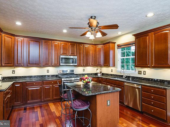 3rd image of 1405 Hilscher Ct