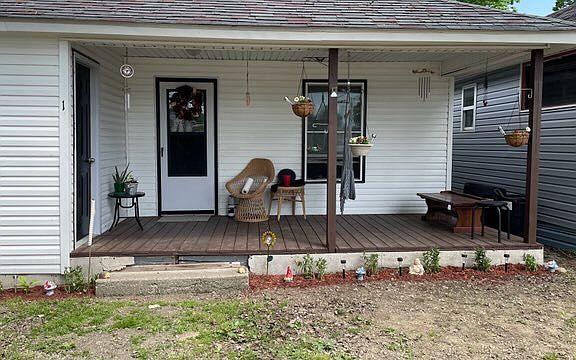Front porch - door on side is the mud/laundry room