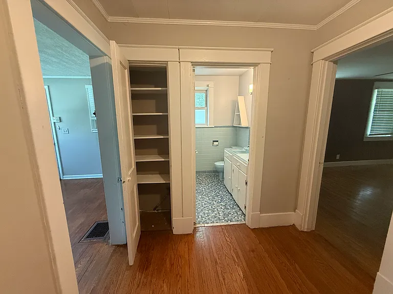 1004 Gillock St — Photo 34