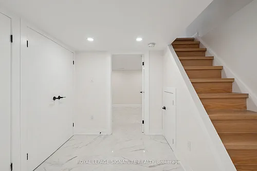 36 Tennis Cres #LOWER Photo 1