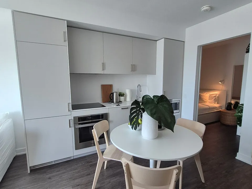 88 Queen St E #3215