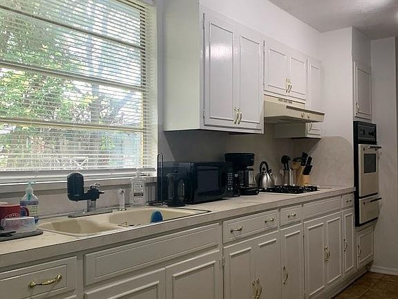 4th image of 105 Willim St