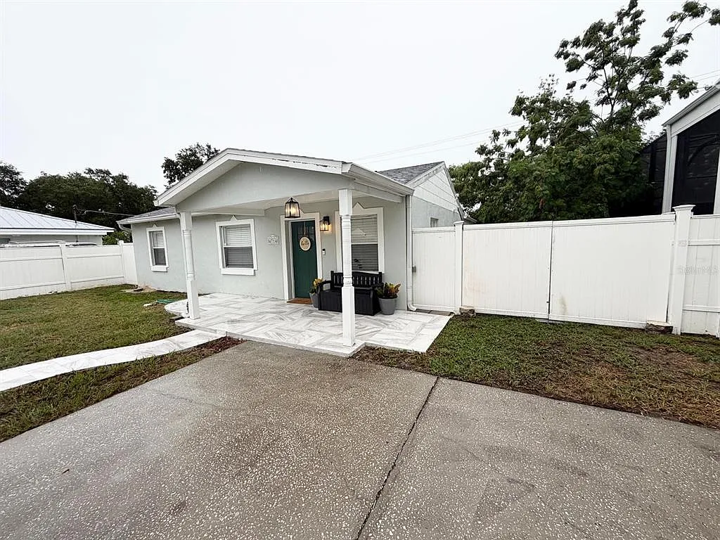3 bed, 2.0 bath, 1296 sqft, $3,000 — Photo 4