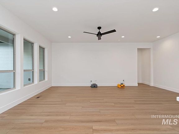 5th image of 3411 Helios St