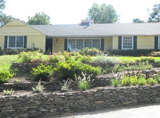 25 Saint Andrews Dr, Huntington, NY 11743