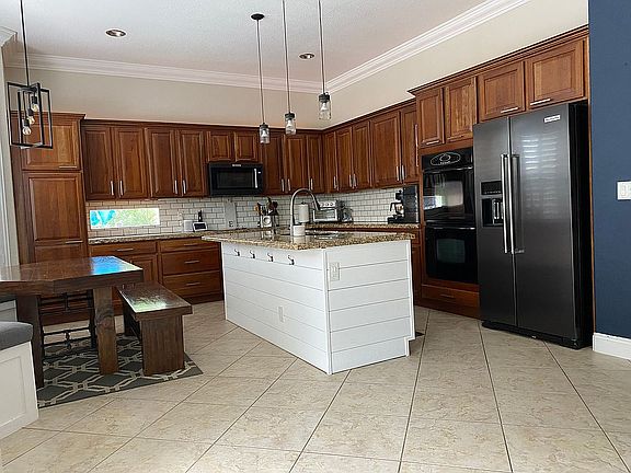 4th image of 32 Country Lake Cir