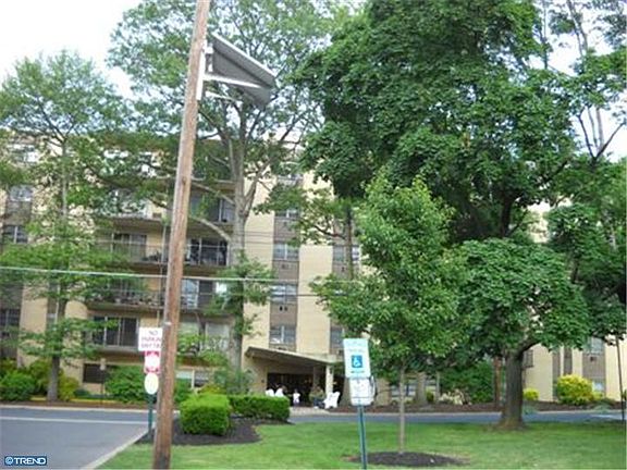 3rd image of 411 Chestnut Pl