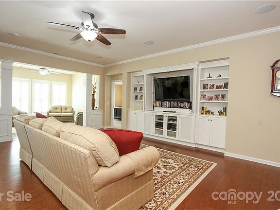 4th image of 2071 Kennedy Dr