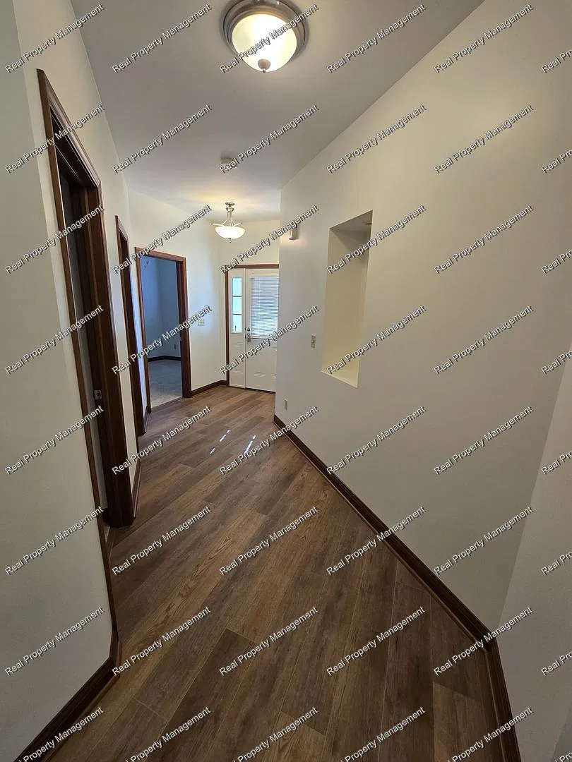 Beautiful 3 Bedroom Townhome — Photo 2