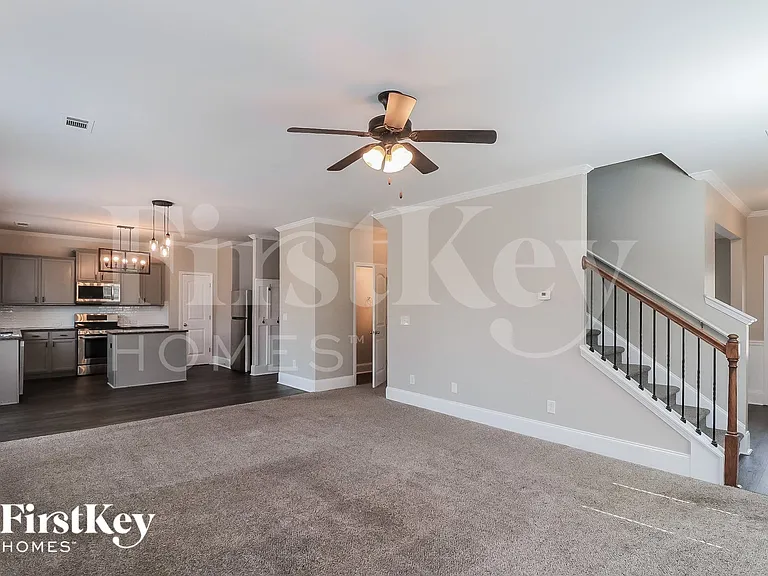 821 Harrison Dr — Photo 2