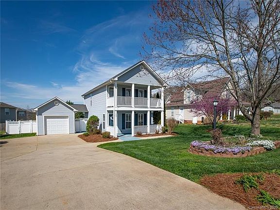 4th image of 135 Valencia Ln