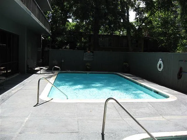 Pool & Jacuzzi