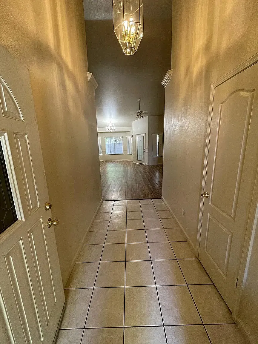 3 bed, 2153 sqft, $2,640 — Photo 2