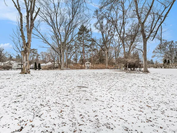 3271 Oakleaf Dr, West Bloomfield, MI 48324