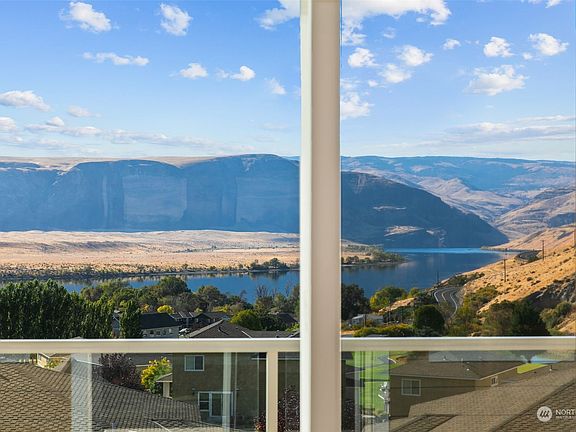 Welcome Home! Expansive Columbia River View & Beyond>