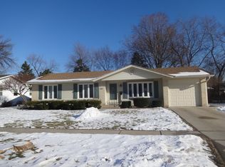 347 Dorchester Ln, Elk Grove Village, IL 60007