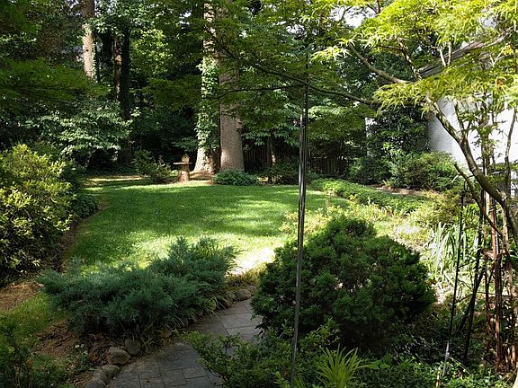 Furn English gardenApt, downtownMclean,Metro,quiet, Zen park