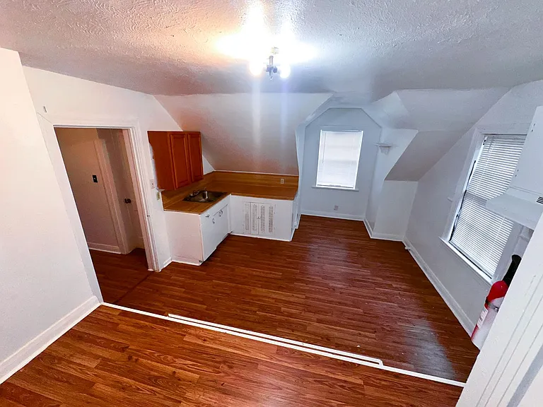 1142 Lyle St — Photo 11