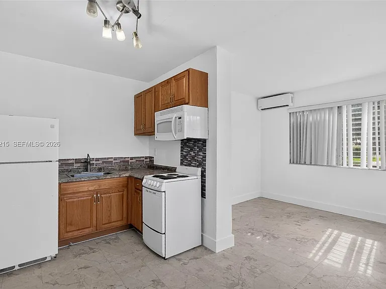 3205 NW 3rd St #3205 — Photo 5