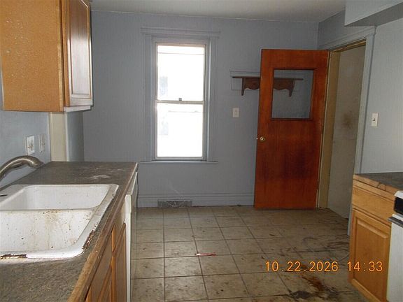 3rd image of 711 W Front St