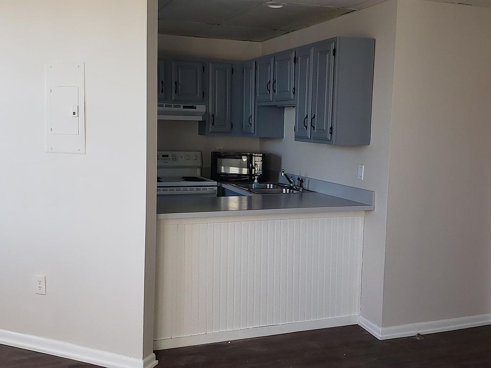 Looking at the kitchen from the main room left. Entry door on the right.