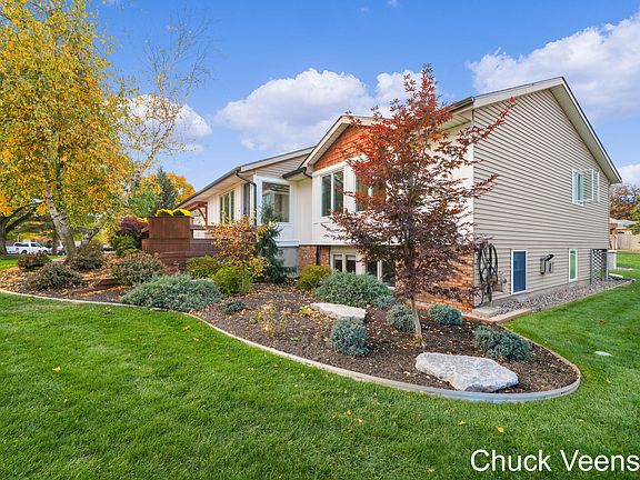 3rd image of 559 Sunvalley Ct SE