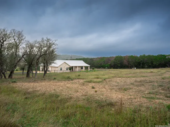 115 Philip Dr W, Ingram, TX 78025