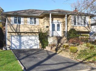 20 Heathcote Dr, Albertson, NY 11507