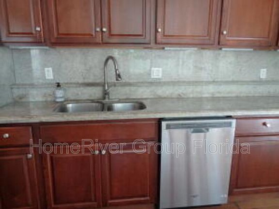 4th image of 423 NE 16th Ave