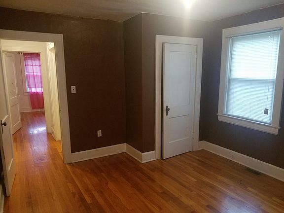 5th image of 319 Whittaker Ave NE