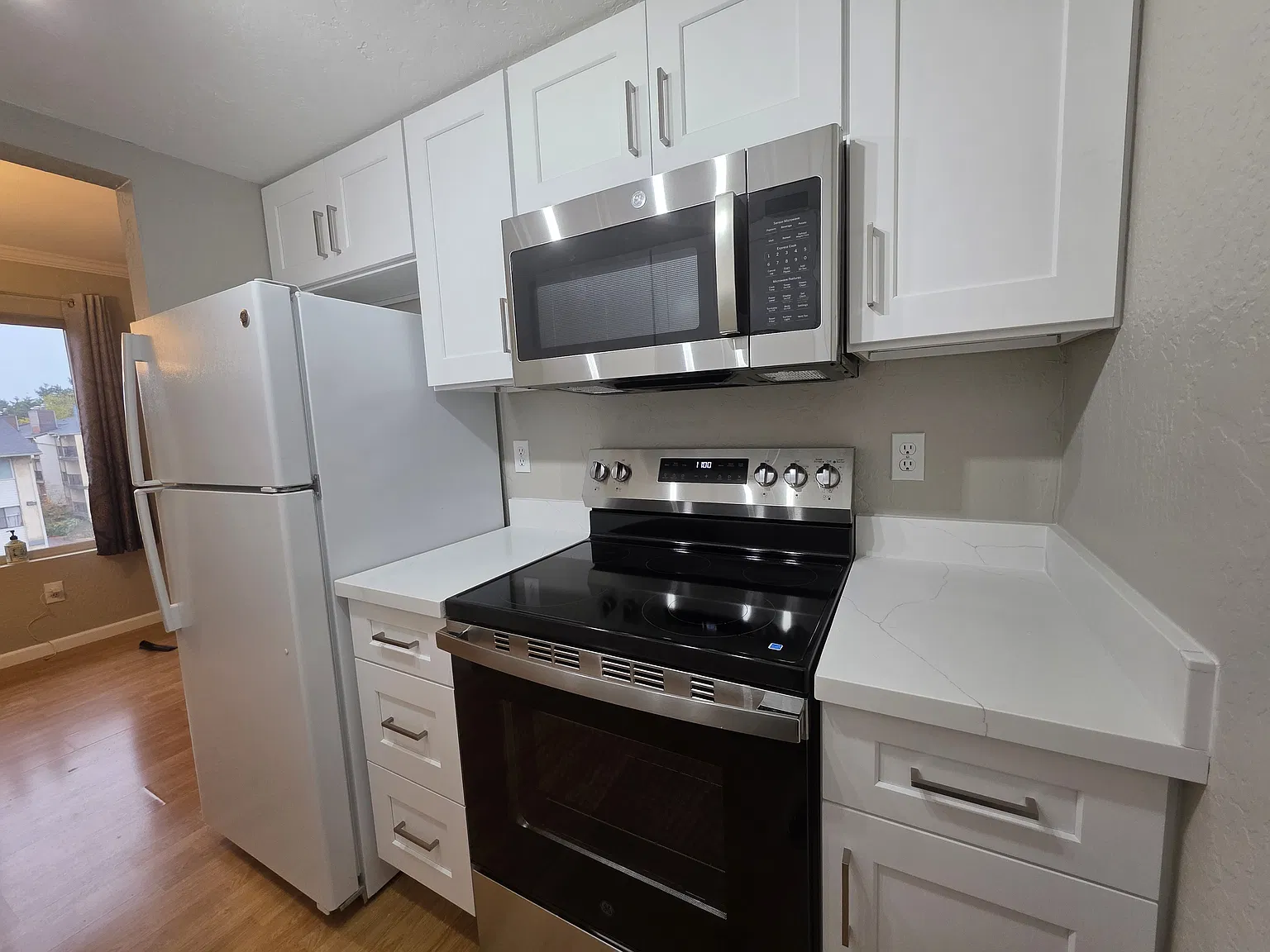 2 bed, 923 sqft, $2,400 — Photo 2