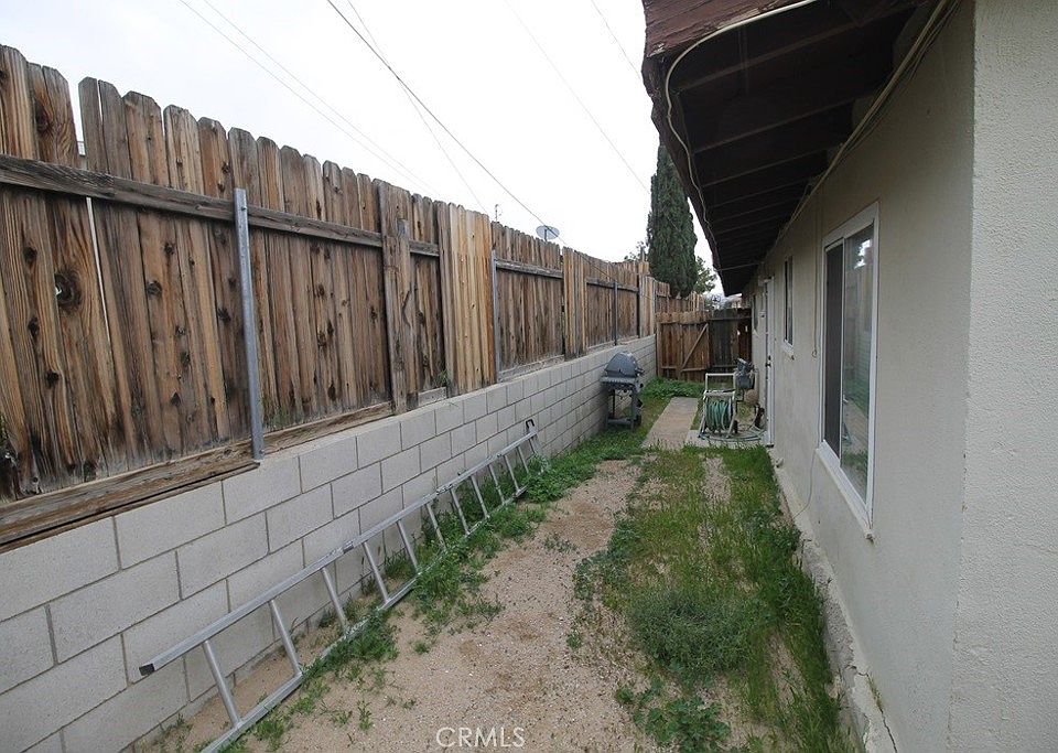 1st image of 916 E Navajo St