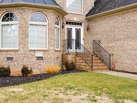 3rd image of 203 Christi Ln