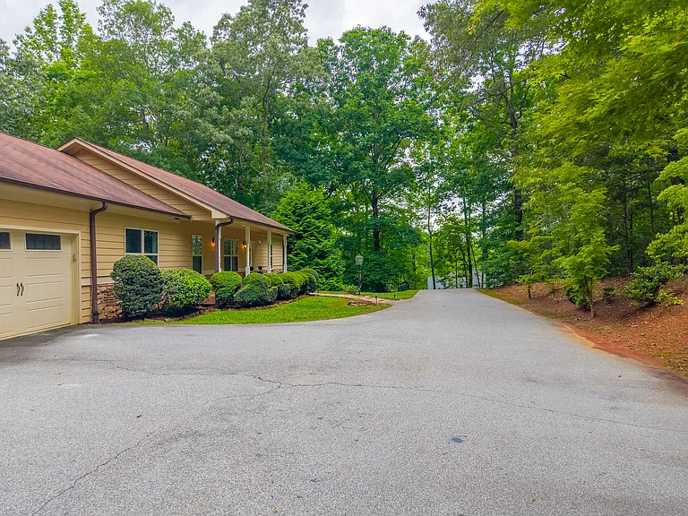 215 Oakridge Dr — Photo 17