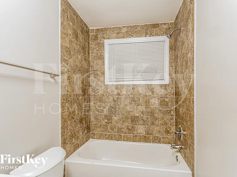 1104 Raynor St — Photo 13