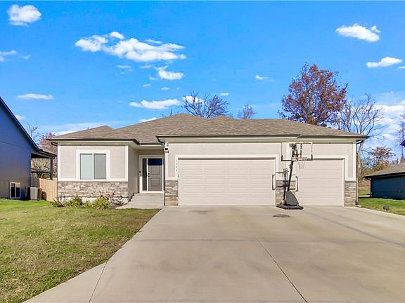 2nd image of 1008 NW Crestwood Dr