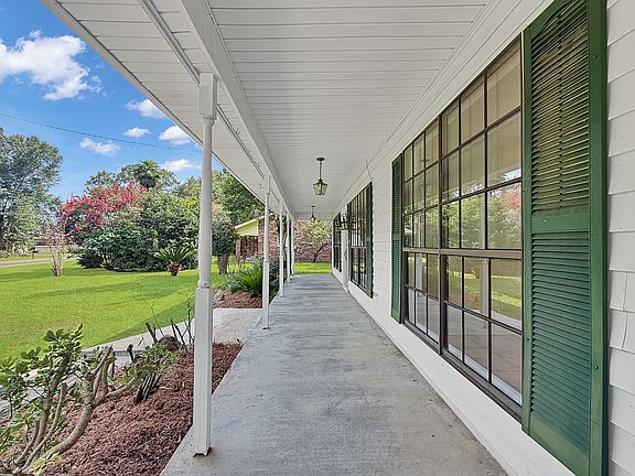 3rd image of 726 W Lakeshore Dr