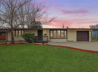 104 28th St SW, Minot, ND 58701