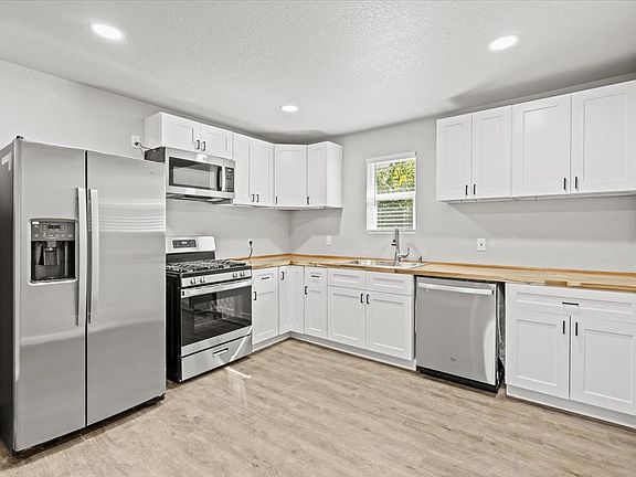 4th image of 313 Nagel St