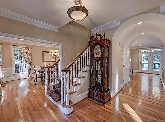 5th image of 108 Essex Ct