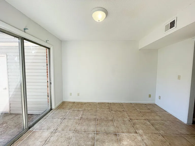 1704 Devonwood Dr — Photo 9