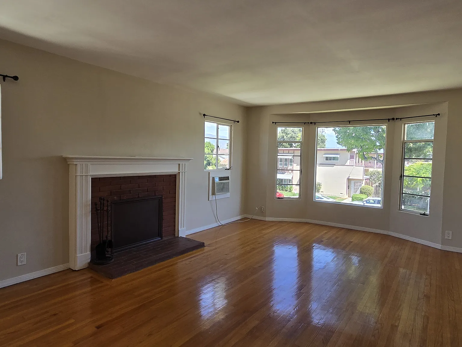 2 bed, 950 sqft, $2,200 — Photo 2