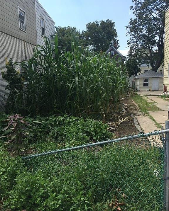 1st image of 1050 E 95th St