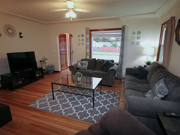 3rd image of 2507 E Columbia Ave