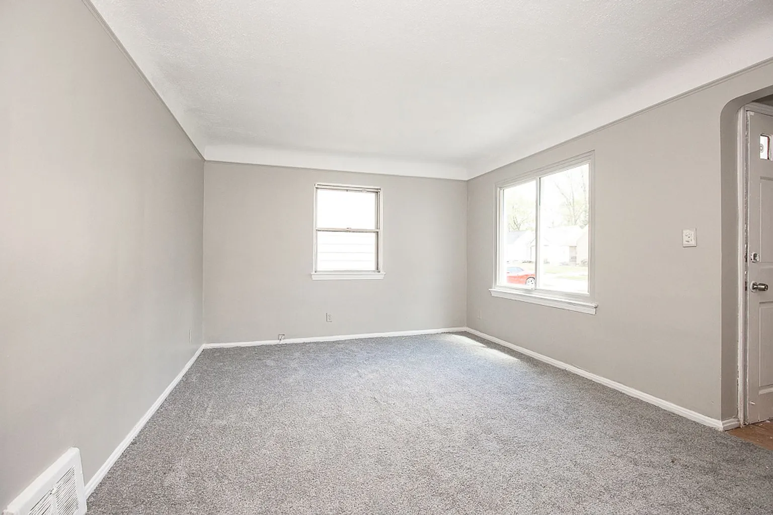 5482 Oakwood Ave photo 1